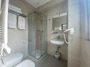 阿尔玛·迪·塔吉亚Hotel Graziella的带淋浴、卫生间和盥洗盆的浴室