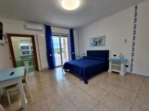 泰尔莫利Pepe rosa的一间卧室配有一张蓝色的床和一张桌子
