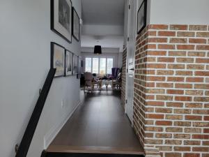 滑铁卢Exclusive Townhome near West-Side Trails的砖墙砖门廊和用餐室