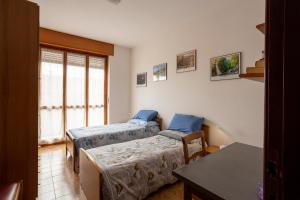 比耶拉Appartamento vista Alpi biellesi的小房间设有两张床和窗户