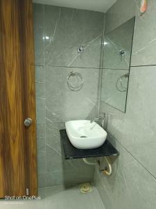 艾哈迈达巴德HOTEL ROYAL GRAND的一间带水槽和镜子的浴室