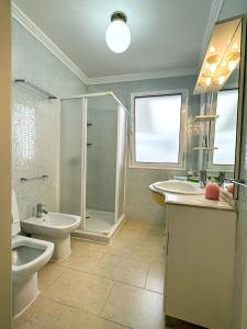 大里贝拉Matriz Guest House的一间带两个盥洗盆、淋浴和卫生间的浴室