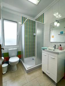 大里贝拉Matriz Guest House的带淋浴、卫生间和盥洗盆的浴室