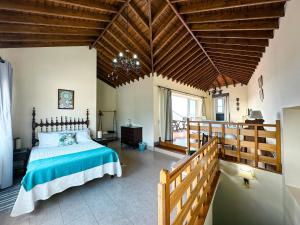 大里贝拉Matriz Guest House的一间卧室设有一张床和木制天花板