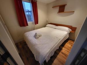 利多迪耶索罗Campeggio Don Bosco的一间小卧室,配有白色的床和窗户