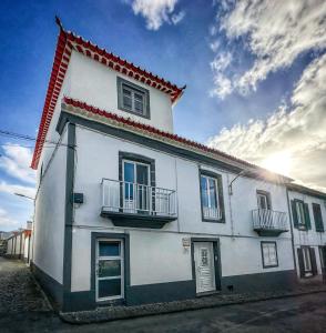 大里贝拉Matriz Guest House的白色的房子,在街上设有两个阳台