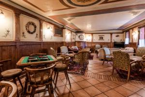 摩德纳迪-坎皮格里奥赛拉纳瑞拉克斯酒店的配有扑克牌桌椅的房间