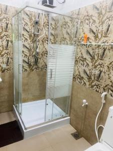 雅拉Udara Guest - Yala Safari的浴室内带玻璃淋浴间