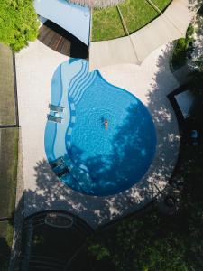 弗洛勒斯Bolontiku Boutique Hotel & Spa的游泳池顶部景,带遮阳伞