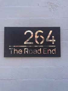 利物浦264 The Road End的墙上的标志,上面写着路的尽头