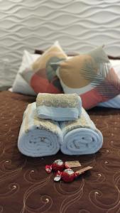 本图贡萨尔维斯Pousada Bella Vista - Vale dos Vinhedos的床上一双毛巾和一对婴儿