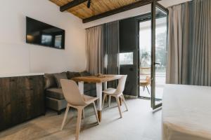 卡纳里奥Suite Homes - Fine Living , Preveza的客厅配有桌椅和沙发