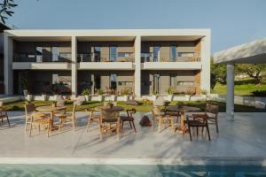 卡纳里奥Suite Homes - Fine Living , Preveza的享有带桌椅的度假村的外部景致。