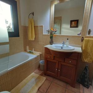 圣胡安包蒂斯塔Sa Bardella的带浴缸、水槽和镜子的浴室