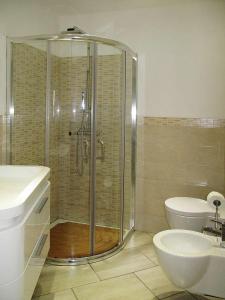 奥梅尼亚Casa Simone的带淋浴、卫生间和盥洗盆的浴室