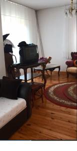 阿克恰阿巴德Akçatepe的客厅配有一张桌子,电视