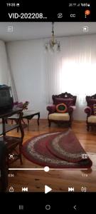 阿克恰阿巴德Akçatepe的带沙发和地毯的客厅