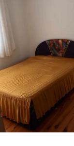 阿克恰阿巴德Akçatepe的一张床上的金色床罩