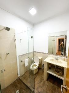 圣安德烈斯Puesta del Sol Guest House的浴室配有卫生间、淋浴和盥洗盆。