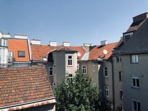 维也纳Zentrum: Prater, Messe, WU的享有一组建筑屋顶的景色