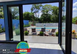 伊瓜苏Chacara Beach Lazer的透过窗户可欣赏到游泳池的景色