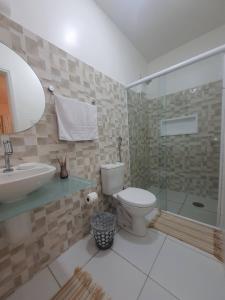圣路易斯Suíte Próxima a Praias!的浴室配有卫生间、盥洗盆和淋浴。
