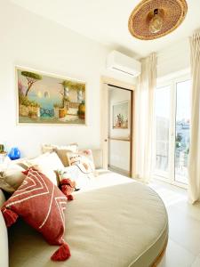 阿纳卡普里Casa Maddy Anacapri的白色卧室配有带枕头的大床