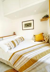 阿纳卡普里Casa Maddy Anacapri的卧室配有带枕头的大型白色床
