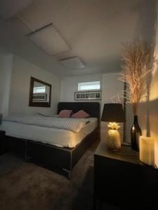 兰斯克鲁纳BRABO的一间卧室配有一张床和一张带台灯的桌子