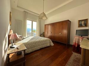 托雷安农齐亚塔Appartamento Mira Capri的一间卧室配有一张床、一个梳妆台和一扇窗户。