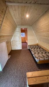 PerštejnCHATA VÁCLAV ÚDOLÍČKO的小木屋内的小房间,配有一张床