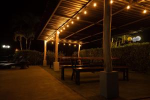 奎波斯城Hotel El Rancho的以及配有长椅和灯光的天井。