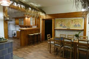 大卡尔洛维采Chalupa Pohoda的厨房以及带桌椅的用餐室。