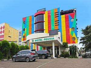 塞尔蓬Super OYO Townhouse OAK Hotel Fiducia Serpong的酒店大堂设有停车场,可停放汽车