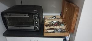 阿里卡Guesthouse Playa Chinchorro的厨房柜台配有微波炉和一盒工具