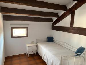 滨海比拉萨尔Apartament Cal Negre的卧室配有白色的床和窗户。
