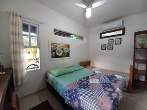 弗洛里亚诺波利斯Floripa Beach House Hostel的一间卧室设有一张床和一个窗口