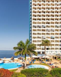 拉克鲁斯Precise Resort Tenerife的一座带游泳池和大型建筑的酒店