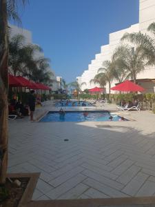 塞得港portosaid resort منتجع بورتوسعيد شاليه ارضي مع جاردن的一群人在度假村的游泳池里