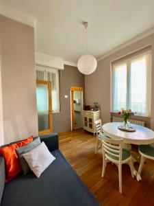 米兰Gionas - Casa indipendente in zona strategica的客厅配有蓝色的沙发和桌子