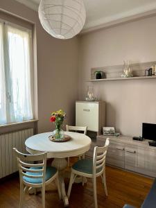 米兰Gionas - Casa indipendente in zona strategica的餐桌、椅子和花瓶