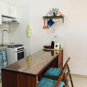 伦索伊斯Apartamento em Lencois - Bahia No 106的厨房配有柜台和蓝椅