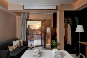 雅典Clyde Athens by Nin&Bau的带沙发的客厅和阳台美景