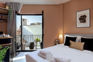 雅典Clyde Athens by Nin&Bau的一间卧室设有一张床和一个阳台