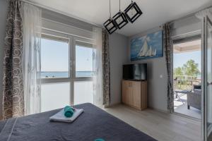 普利拉卡Villa Luna的一间卧室配有一张床,享有海景