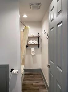 韦尔斯伯勒峡谷汽车旅馆的一间带卫生间和门的浴室