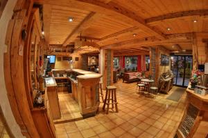 莫尔济讷雪之花酒店的小木屋内的厨房和客厅的顶部景致