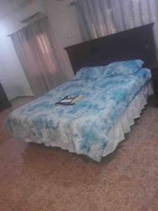Old YundumMuhammed Ceesay Villa的卧室内的一张蓝色棉被
