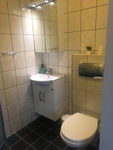 埃斯比约Grønnegade - tæt på Esbjerg C的浴室配有白色卫生间和盥洗盆。
