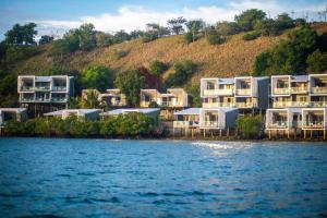 Loloata IslandLoloata Island Resort的水体岸边的一排房屋
